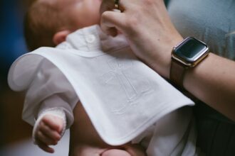 Médaille du Christ au baptême : un bijou qui raconte une histoire
