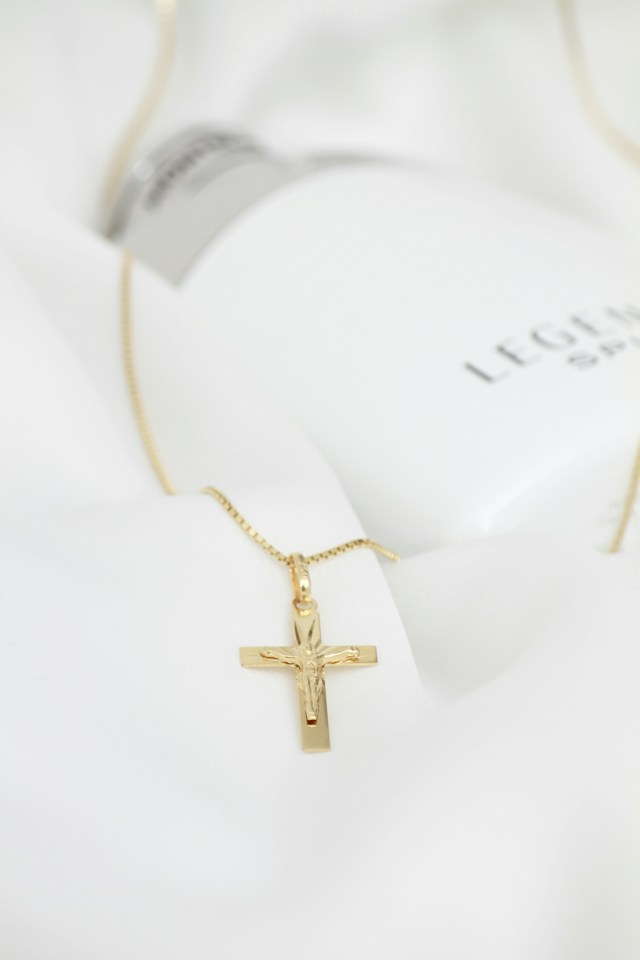 Médaille du Christ au baptême : un bijou qui raconte une histoire