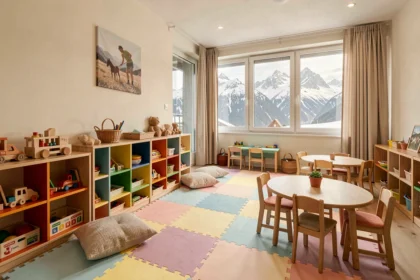 Intérieur coloré d'une crèche en Haute-Savoie avec vue sur les montagnes enneigées