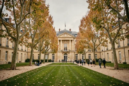 Vue grand angle d'un campus d'école privée en Nouvelle-Aquitaine avec architecture en pierre et élèves dans la cour